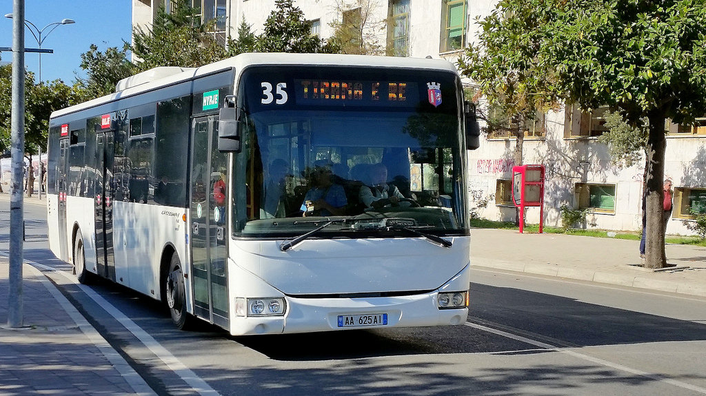 Shoqata e Transportit: Nga qershori, bileta e autobusit 30 lekë më shumë nëse paguhet me kartë